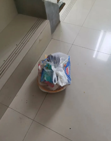 请及时将生活垃圾带下楼！
